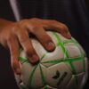 Afbeelding Erima magic wit handbal in een hand