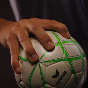 Afbeelding Erima magic wit handbal in een hand